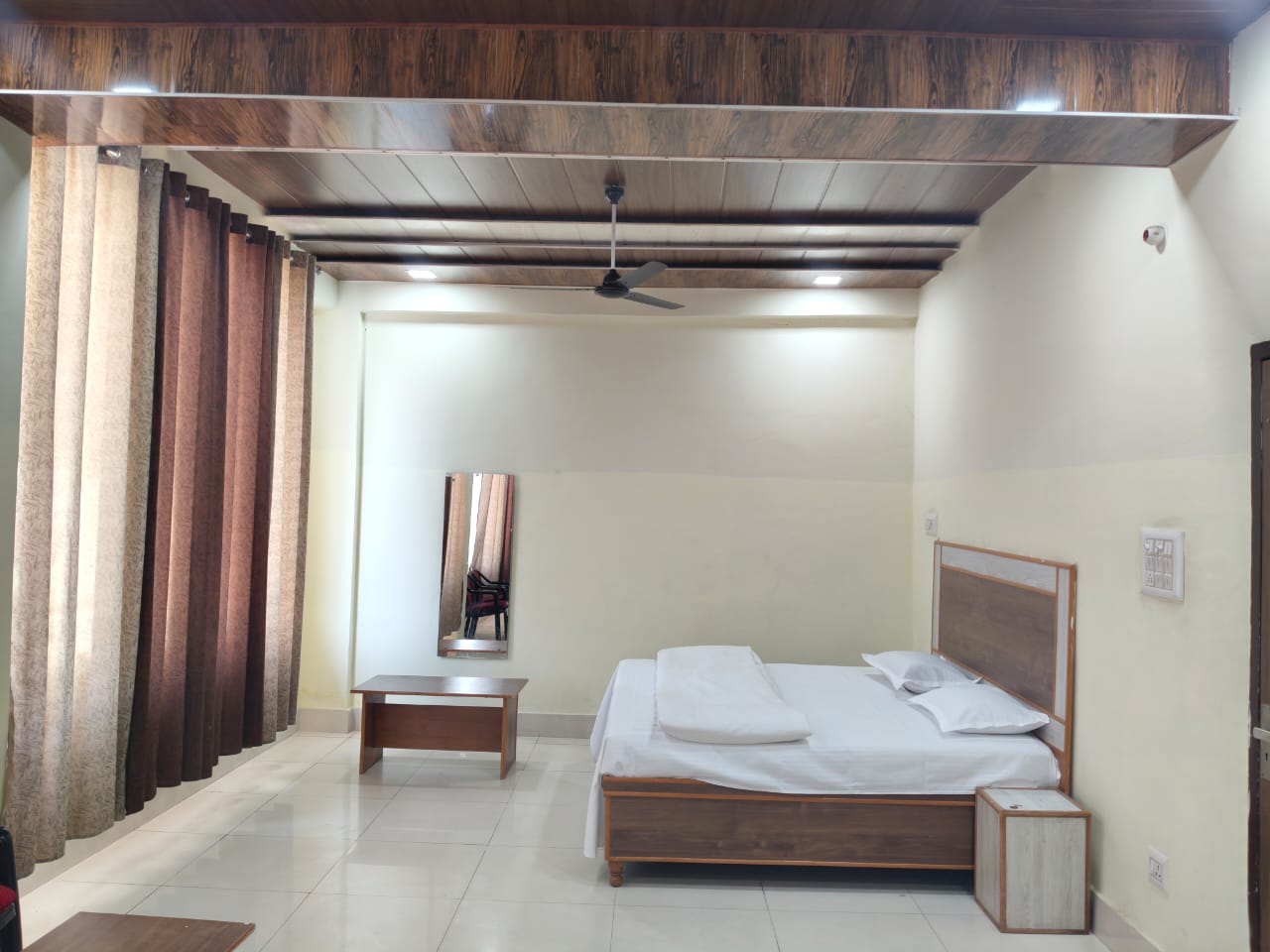 Jwala Ji Semi Deluxe Sample Room